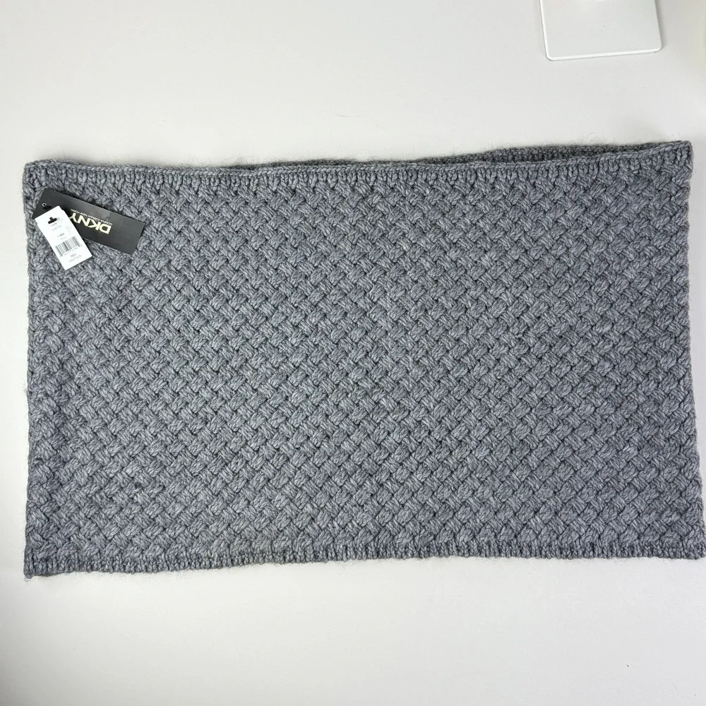 NWT DKNY Donna Karan New York Gray Knit Infinity Scarf Neck Warmer Cowl One Size